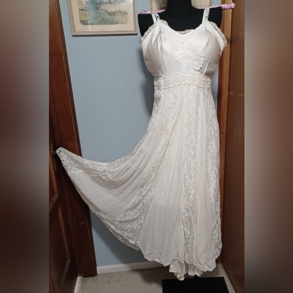 An Elegant Vintage Lace Trimmed Handmade Slip Wedding Dress - Picture 5 of 16